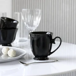 Kubek porcelanowy na stopce Diana AMBITION